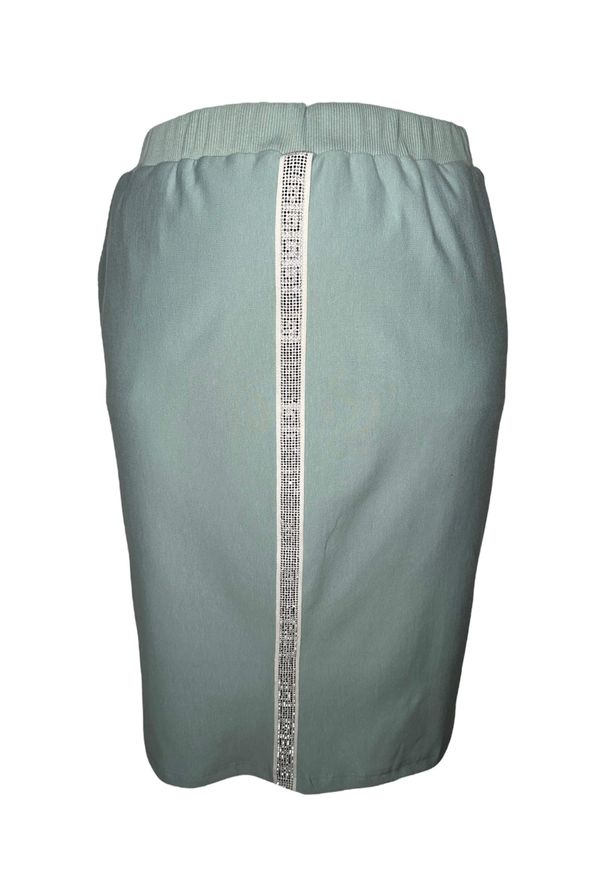 Moda Size Plus Iwanek - Błękitna dresowa spódnica Bea na gumce OSTATNIE SZTUKI PLUS SIZE XXL. Kolekcja: plus size. Kolor: niebieski. Materiał: dresówka. Długość: do kolan. Wzór: aplikacja. Styl: elegancki