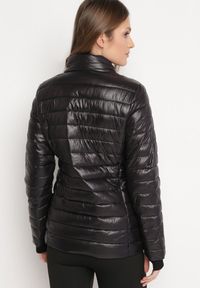 Born2be - Czarna Kurtka Pikowana na Sezon Przejściowy Verlisa. Okazja: na co dzień. Typ kołnierza: bez kaptura. Kolor: czarny. Styl: casual #3