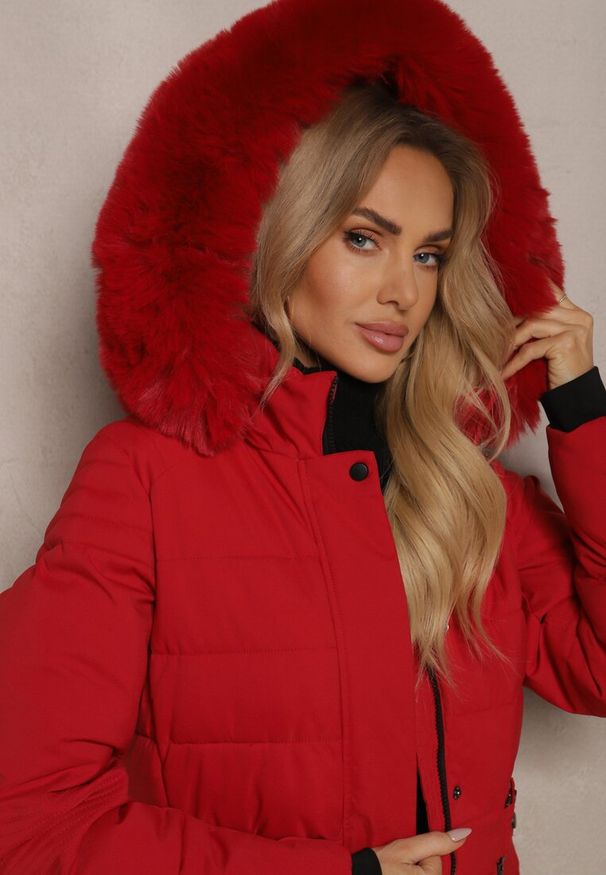 Renee - Czerwona Kurtka z Pikowaniem Odpinanym Kapturem i Futerkiem z Paskiem Vortinay. Okazja: na co dzień. Kolor: czerwony. Materiał: futro. Styl: elegancki, casual