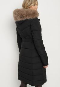 Born2be - Czarno-Brązowa Kurtka o Długim Fasonie z Paskiem i Odpinanym Futerkiem Delathra. Okazja: na co dzień, do pracy. Kolor: czarny. Materiał: futro. Długość: długie. Styl: klasyczny, casual, elegancki #7