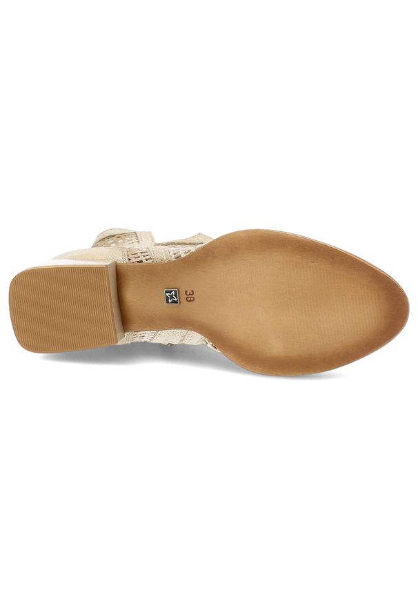 Beżowe Botki Maciejka Eleganckie Obuwie Damskie. Zapięcie: zamek. Kolor: beżowy. Szerokość cholewki: normalna. Wzór: ażurowy. Materiał: skóra. Sezon: wiosna, lato. Obcas: na obcasie. Styl: elegancki. Wysokość obcasa: średni