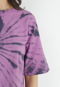Born2be - Fioletowy Krótki T-shirt z Nadrukiem Tie-Dye Comara. Kolor: fioletowy. Długość: krótkie. Wzór: nadruk. Styl: wakacyjny