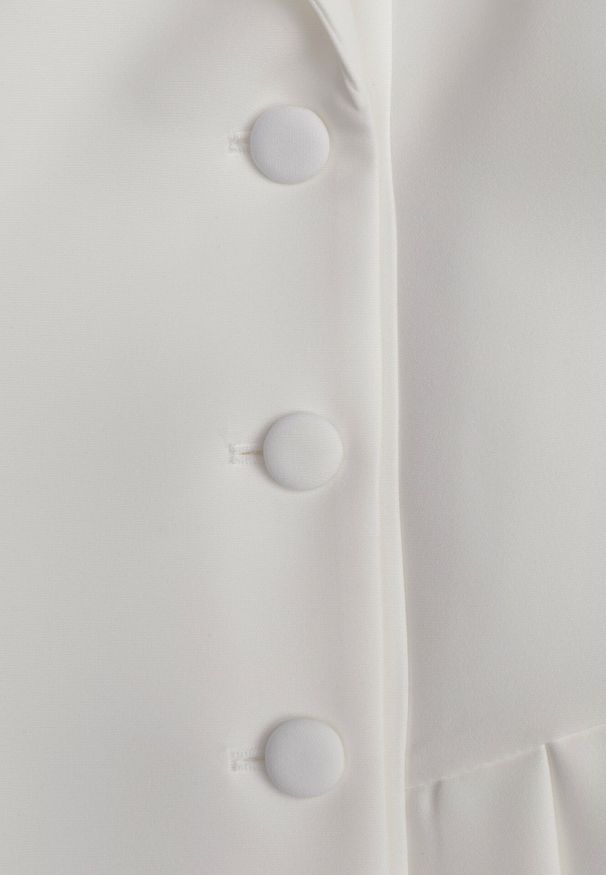 Born2be - Biała Sukienka o Kroju Marynarki VICES z Poduszkami w Ramionach Serlina. Okazja: na co dzień. Kolor: biały. Styl: casual, elegancki, klasyczny