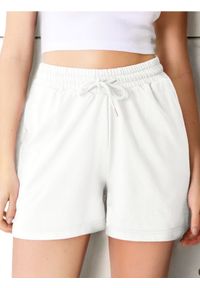 Sinsay - Szorty dresowe - kremowy. Kolor: kremowy. Materiał: dresówka #1