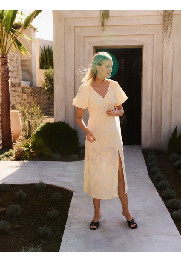 Reserved - Bawełniana sukienka z haftem - jasnożółty. Kolor: żółty. Materiał: bawełna. Wzór: haft