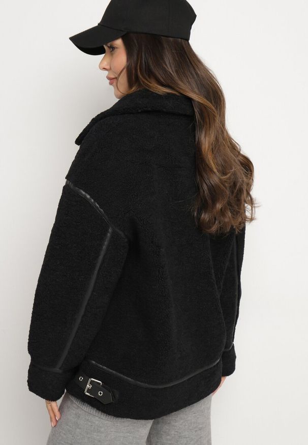 Born2be - Czarna Kurtka Oversize z Futerka Typu Baranek z Wysokim Kołnierzem z Paskiem z Klamrą Torisha. Okazja: na co dzień. Kolor: czarny. Materiał: futro. Długość rękawa: długi rękaw. Długość: długie. Styl: elegancki, casual