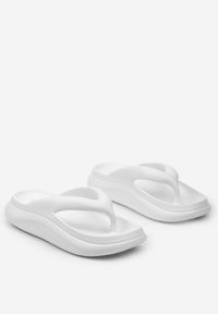 Renee - Białe Piankowe Klapki Japonki w Streetwearowym Stylu Panoli. Nosek buta: otwarty. Kolor: biały. Materiał: guma. Obcas: na obcasie. Wysokość obcasa: niski