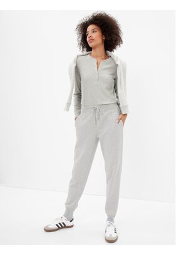 GAP - Gap Spodnie dresowe 463492-02 Szary Regular Fit. Kolor: szary. Materiał: bawełna