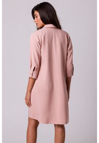 BeWear - Swobodna sukienka z kołnierzykiem guzikami i kieszeniami róż. Kolor: różowy. Materiał: materiał. Typ sukienki: trapezowe