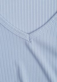 Renee - Jasnoniebieska Bluzka Ozdobiona Rozkloszowanymi Rękawami Sunetha. Okazja: na co dzień. Typ kołnierza: dekolt w kształcie V. Kolor: niebieski. Materiał: jeans. Wzór: aplikacja. Styl: elegancki, casual #3