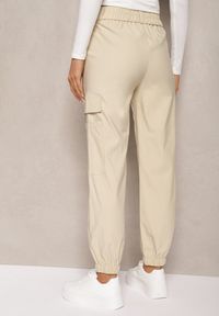 Renee - Jasnobeżowe Zwężane Spodnie z Gumką w Pasie i Wsuwanymi Kieszeniami Lerana. Okazja: na spotkanie biznesowe, na co dzień. Kolor: beżowy. Styl: casual, elegancki, biznesowy #5