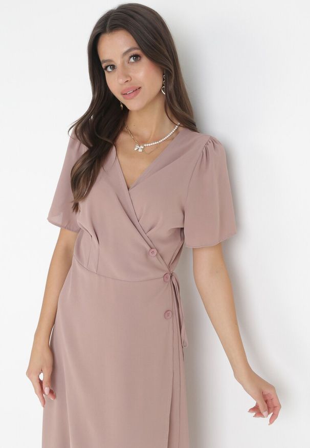 Born2be - Ciemnobeżowa Kopertowa Sukienka Midi z Materiałowym Paskiem Rahellitte. Kolor: beżowy. Materiał: materiał. Długość rękawa: krótki rękaw. Typ sukienki: kopertowe. Długość: midi