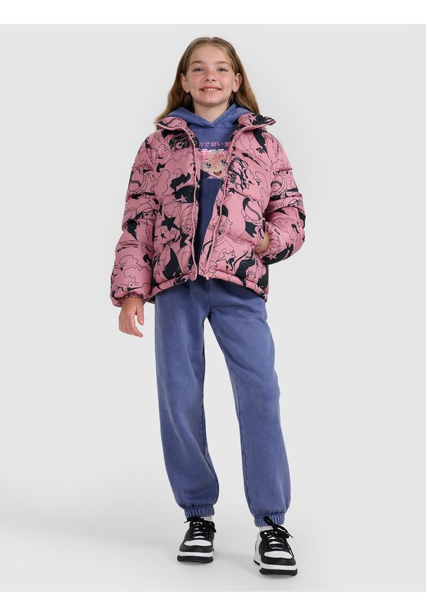 4f - 4F Kurtka puchowa z wypełnieniem syntetycznym dziewczęca - różowa 128 (7-8 lat). Okazja: na co dzień. Typ kołnierza: kołnierzyk stójkowy. Kolor: różowy. Materiał: puch, syntetyk. Wzór: nadruk. Sezon: lato. Styl: casual