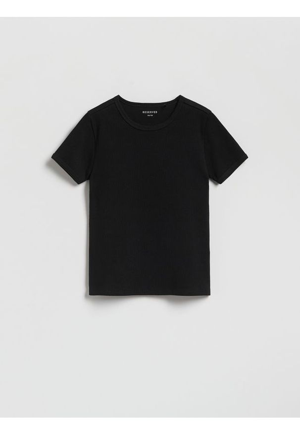Reserved - Prążkowany t-shirt - czarny. Kolor: czarny. Materiał: prążkowany