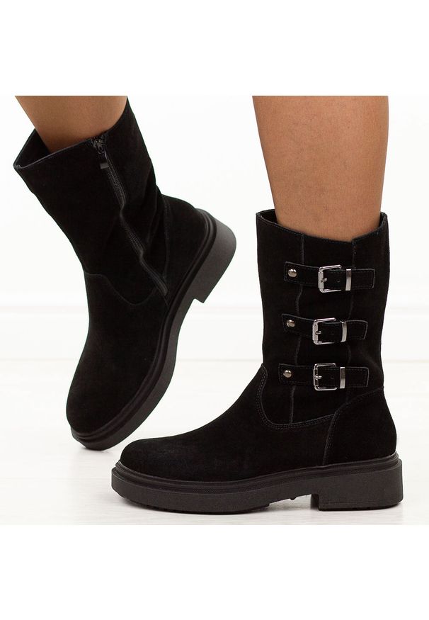 Czarne skórzane botki damskie Sergio Leone Bt25517S. Okazja: na co dzień. Nosek buta: okrągły. Zapięcie: pasek. Kolor: czarny. Szerokość cholewki: normalna. Wzór: paski. Materiał: zamsz, skóra. Sezon: zima, jesień. Styl: klasyczny, casual, elegancki