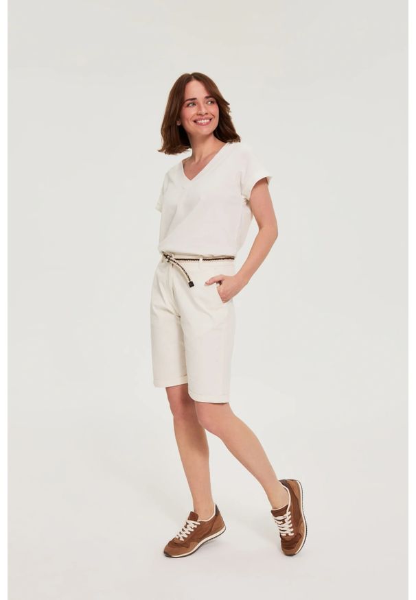 MOODO - Bawełniane szorty białe. Kolor: biały. Materiał: bawełna