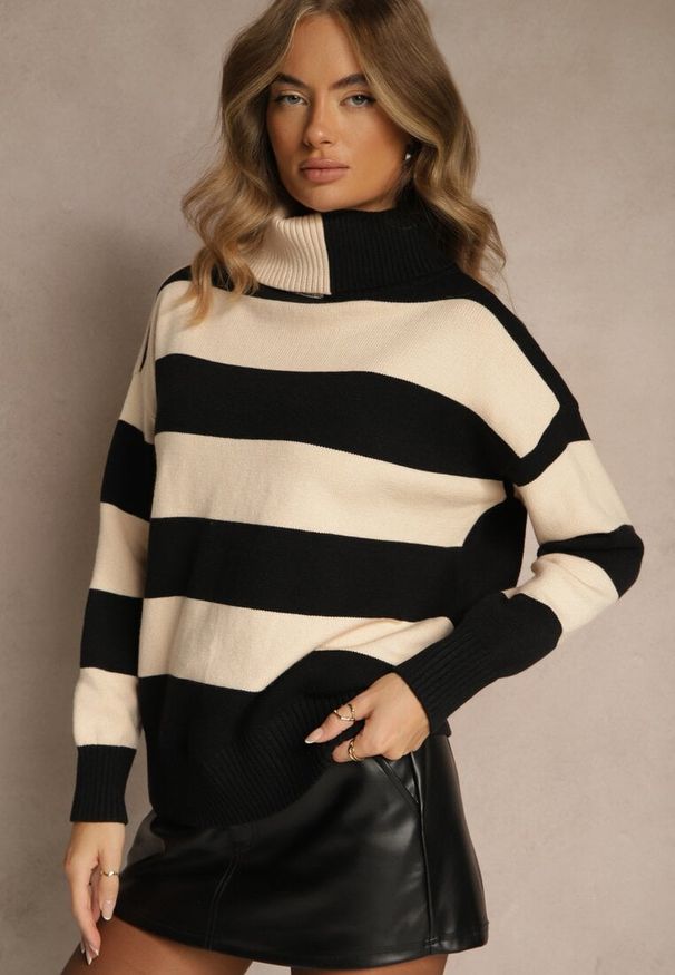 Renee - Czarno-Beżowy Golf w Geometryczny Wzór w Paski Rallessia. Okazja: na co dzień. Typ kołnierza: golf. Kolor: czarny. Materiał: satyna, jeans. Wzór: paski, geometria. Styl: casual, elegancki