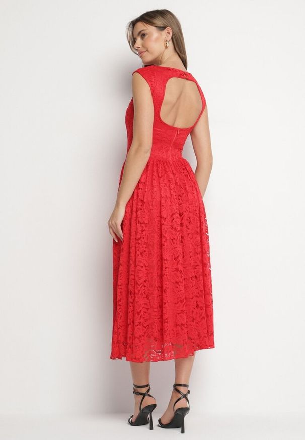 Born2be - Czerwona Koronkowa Sukienka o Rozkloszowanym Kroju z Odkrytymi Plecami Nelamia. Okazja: na imprezę, na co dzień. Kolor: czerwony. Materiał: koronka. Długość rękawa: bez rękawów. Styl: wizytowy, casual, elegancki