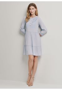 Ochnik - Błękitna plisowana sukienka mini. Kolor: niebieski. Materiał: wiskoza. Typ sukienki: rozkloszowane, proste. Długość: mini
