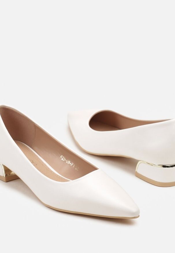 Renee - Białe Czółenka Vices na Słupku ze Skórzaną Wkładką Zizelle. Okazja: na co dzień, na spotkanie biznesowe. Kolor: biały. Materiał: skóra. Wzór: aplikacja. Obcas: na słupku. Styl: biznesowy, casual, elegancki, wizytowy, klasyczny. Wysokość obcasa: średni