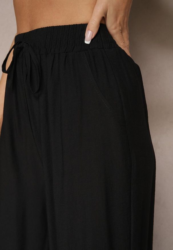 Renee - Czarne Szerokie Spodnie High Waist z Wiskozy z Gumką w Talii Lannalie. Okazja: na co dzień. Stan: podwyższony. Kolor: czarny. Materiał: wiskoza. Styl: casual, elegancki