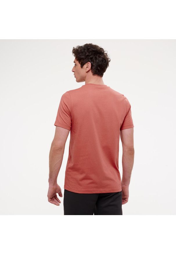Decathlon - Koszulka z krótkim rękawem męska Puma Gym & Pilates. Kolor: czerwony. Materiał: bawełna. Długość rękawa: krótki rękaw. Długość: krótkie. Sport: joga i pilates