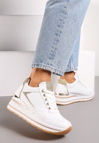 Renee - Białe Sneakersy na Niskiej Platformie ze Wstawkami Brokatowymi Gwenoa. Kolor: biały. Obcas: na platformie #1