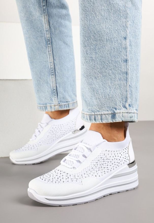 Renee - Białe Sneakersy na Koturnie Ozdobione Metaliczną Aplikacją i Cyrkoniami Fasilna. Okazja: na co dzień, na spacer. Kolor: biały. Wzór: aplikacja. Sezon: lato. Obcas: na koturnie. Sport: turystyka piesza