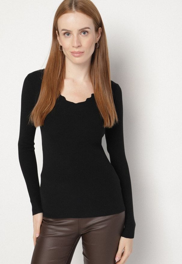 Born2be - Czarny Dopasowany Sweter z Nieregularnym Dekoltem w Serek Fenarela. Okazja: na co dzień, do pracy, na spotkanie biznesowe. Typ kołnierza: dekolt w serek. Kolor: czarny. Materiał: jeans. Styl: casual, biznesowy