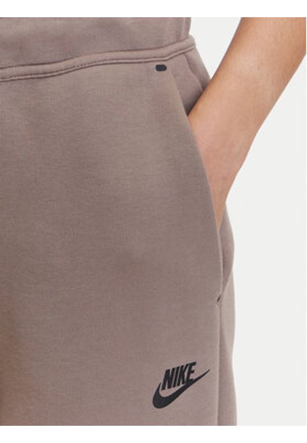 Nike Spodnie dresowe Tech Fleece HV6779 Brązowy Regular Fit. Kolor: brązowy. Materiał: bawełna