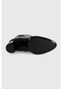 Calvin Klein botki skórzane CUP HEEL ANKLE BOOT W/HW 80 damskie kolor czarny na słupku HW0HW01750. Kolor: czarny. Materiał: skóra. Obcas: na słupku. Wysokość obcasa: średni #5