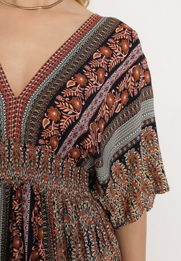 Born2be - Brązowa Boho Sukienka z Szerokimi Rękawami z Gumką w Pasie i Wiązaniem na Plecach Piomina. Typ kołnierza: choker, dekolt w kształcie V. Kolor: brązowy. Wzór: aplikacja. Styl: boho