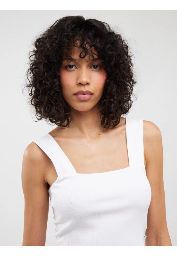 Big-Star - Top damski w prążek biały Serecona 101. Kolor: biały. Materiał: dzianina, jeans. Długość rękawa: na ramiączkach. Wzór: prążki. Styl: klasyczny, retro, elegancki