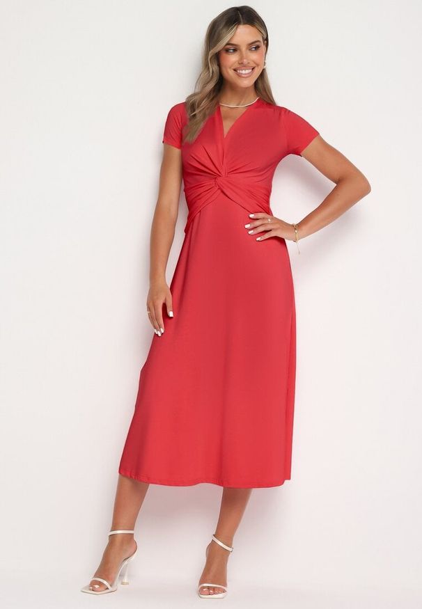 Born2be - Czerwona Taliowana Sukienka z Ozdobnym Węzłem w Talii i Dekoltem w Serek Selvitela. Typ kołnierza: dekolt w serek. Kolor: czerwony. Materiał: wiskoza. Długość rękawa: krótki rękaw. Typ sukienki: rozkloszowane. Styl: elegancki