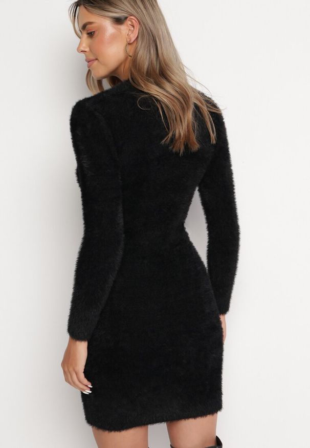 Born2be - Czarna Puszysta Sukienka Mini z Długim Rękawem Parietha. Kolekcja: plus size. Kolor: czarny. Materiał: dzianina. Długość rękawa: długi rękaw. Typ sukienki: dopasowane. Długość: mini
