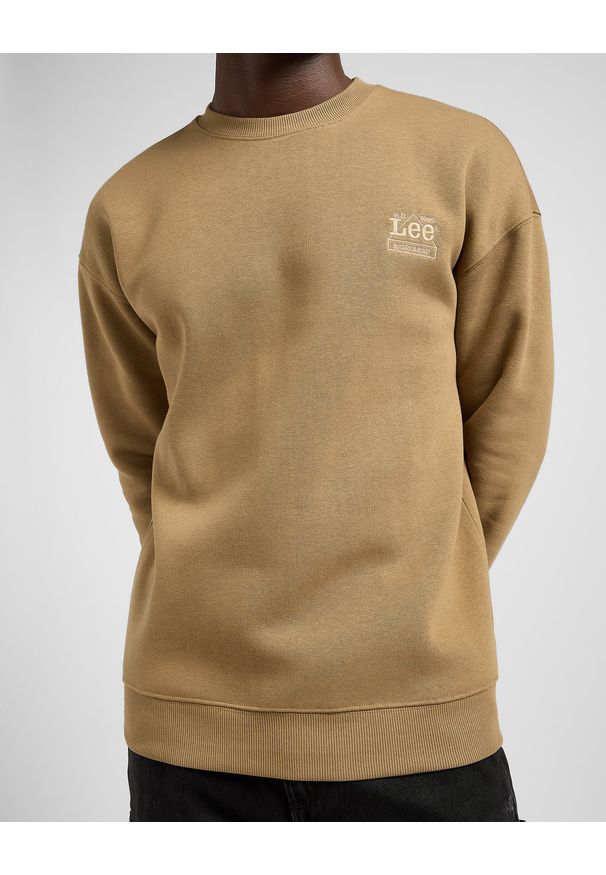 Lee - MESKA BLUZA LEE WW ESSENTIAL CREW DARK KHAKI 112372357. Kolor: brązowy