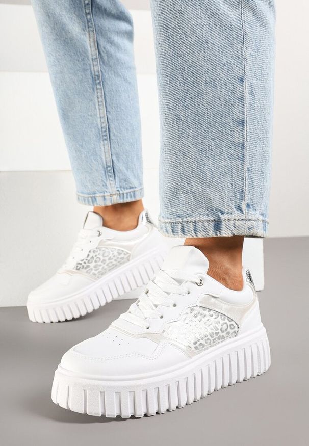 Renee - Białe Sneakersy na Platformie z Tłoczeniem Ozdobione Panterką i Perforacją Udivaya. Okazja: na co dzień. Nosek buta: okrągły. Zapięcie: sznurówki. Kolor: biały. Materiał: jeans. Wzór: aplikacja, motyw zwierzęcy. Sezon: lato, wiosna. Obcas: na platformie