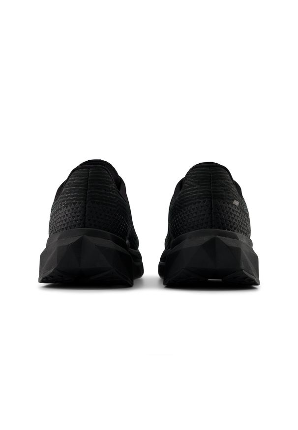 Buty męskie New Balance FuelCell Propel v5 MFCPRLK5 – czarne. Okazja: na co dzień. Kolor: czarny. Materiał: materiał, syntetyk, guma. Szerokość cholewki: normalna. Sport: bieganie, fitness