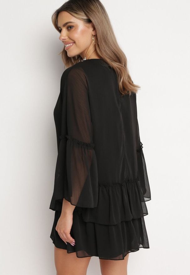 Born2be - Czarna Rozkloszowana Sukienka Mini z Dekoltem Ozdobionym Cyrkoniami i Falbanką Stevianta. Kolor: czarny. Wzór: aplikacja. Długość: mini