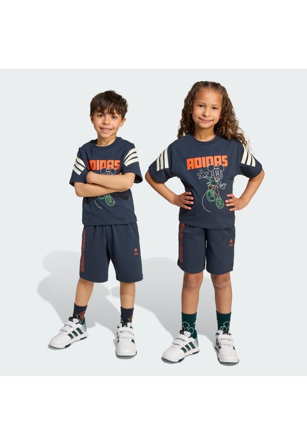 Adidas - Zestaw Disney Mickey Mouse Tee Kids. Okazja: na uczelnię. Kolor: żółty, pomarańczowy, fioletowy, wielokolorowy, biały. Materiał: dresówka. Wzór: motyw z bajki. Styl: sportowy