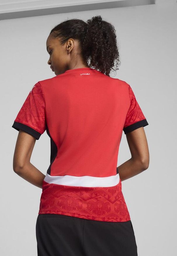 Puma - Damska koszulka domowa Egipt 2025 PUMA Red Black. Kolor: czerwony, czarny, wielokolorowy. Wzór: kolorowy