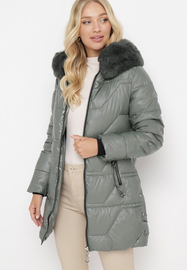 Born2be - Ciemnozielona Pikowana Kurtka z Kapturem i Futerkiem Sahria. Okazja: na co dzień. Typ kołnierza: kaptur. Kolor: zielony. Materiał: futro. Sezon: zima. Styl: elegancki, casual, klasyczny