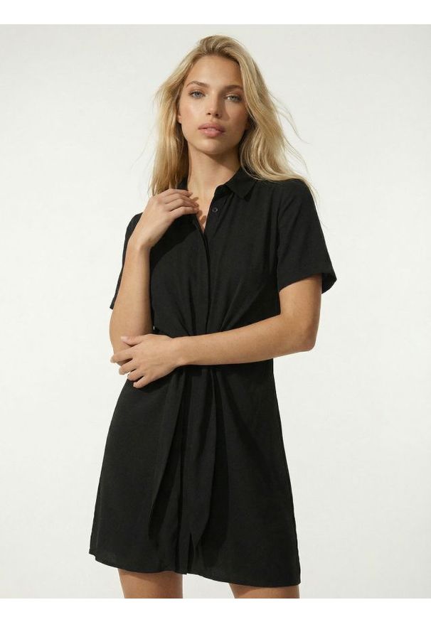 Sinsay - Wiskozowa koszulowa sukienka mini - czarny. Kolor: czarny. Materiał: wiskoza. Typ sukienki: koszulowe. Długość: mini