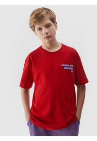 4F JUNIOR - T-shirt z nadrukiem chłopięcy - czerwony. Okazja: na co dzień. Kolor: czerwony. Materiał: bawełna, dzianina, jersey. Długość rękawa: krótki rękaw. Długość: krótkie. Wzór: nadruk. Sezon: lato. Styl: casual, sportowy