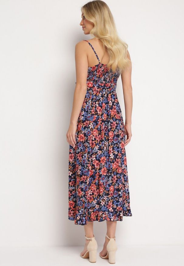 Born2be - Granatowo-Czerwona Bawełniana Sukienka Kopertowa na Cienkich Ramiączkach w Kwiatowy Wzór Rissamira. Okazja: na co dzień, na randkę, na spacer. Kolor: niebieski. Materiał: bawełna. Długość rękawa: na ramiączkach. Wzór: kwiaty. Sezon: lato. Typ sukienki: kopertowe. Styl: elegancki, casual