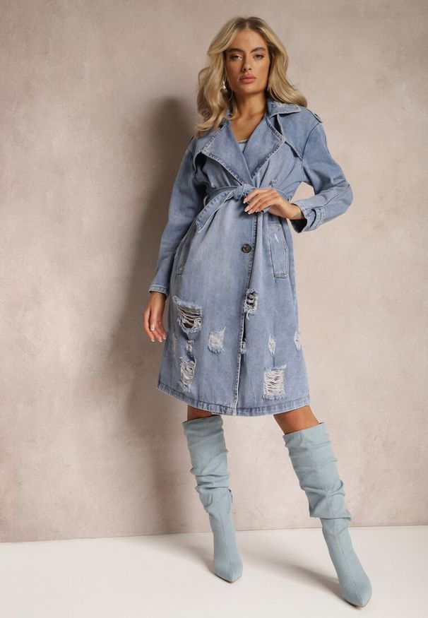 Renee - Niebieski Jeansowy Płaszcz Kurtka o Długim Wiązanym Fasonie z Przetarciami Arilessa. Kolor: niebieski. Materiał: jeans. Długość: długie
