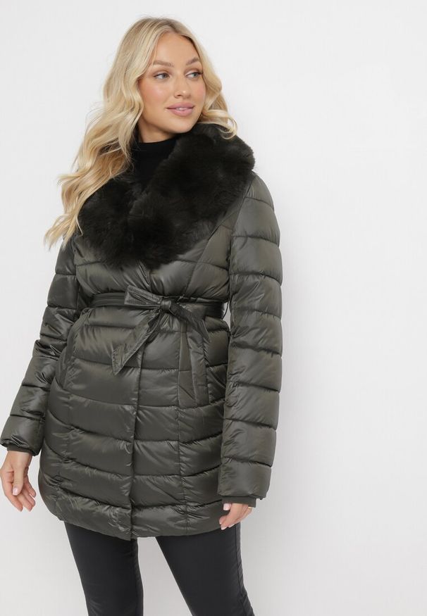 Born2be - Ciemnozielona Pikowana Kurtka z Paskiem i Futrzanym Kołnierzem Gunnitte. Typ kołnierza: bez kaptura. Kolor: zielony. Materiał: futro. Styl: elegancki