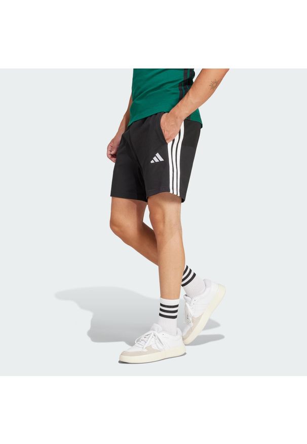 Adidas - Szorty Essentials z pojedynczej dzianiny z 3 paskami, długość wewnętrznej strony. Kolor: czarny, wielokolorowy, biały. Materiał: dzianina, jersey. Sport: fitness