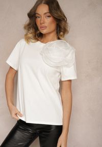 Renee - Biały Bawełniany T-shirt z Krótkim Rękawem i Ozdobnym Kwiatem Krissas. Okazja: do pracy, na spotkanie biznesowe, na co dzień. Kolor: biały. Materiał: bawełna. Długość rękawa: krótki rękaw. Długość: krótkie. Wzór: kwiaty. Styl: casual, elegancki, biznesowy