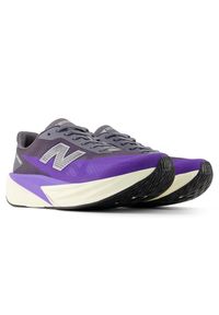 Buty unisex New Balance FuelCell Rebel v5 MFCX4KU – fioletowe. Kolor: fioletowy. Materiał: syntetyk, materiał, guma. Szerokość cholewki: normalna. Wzór: geometria. Sport: bieganie, fitness #2